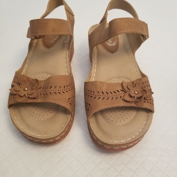 Atalina Tan Sandals Cut Out Hook & Loop Size 6 DW90678 - Picture 1 of 7